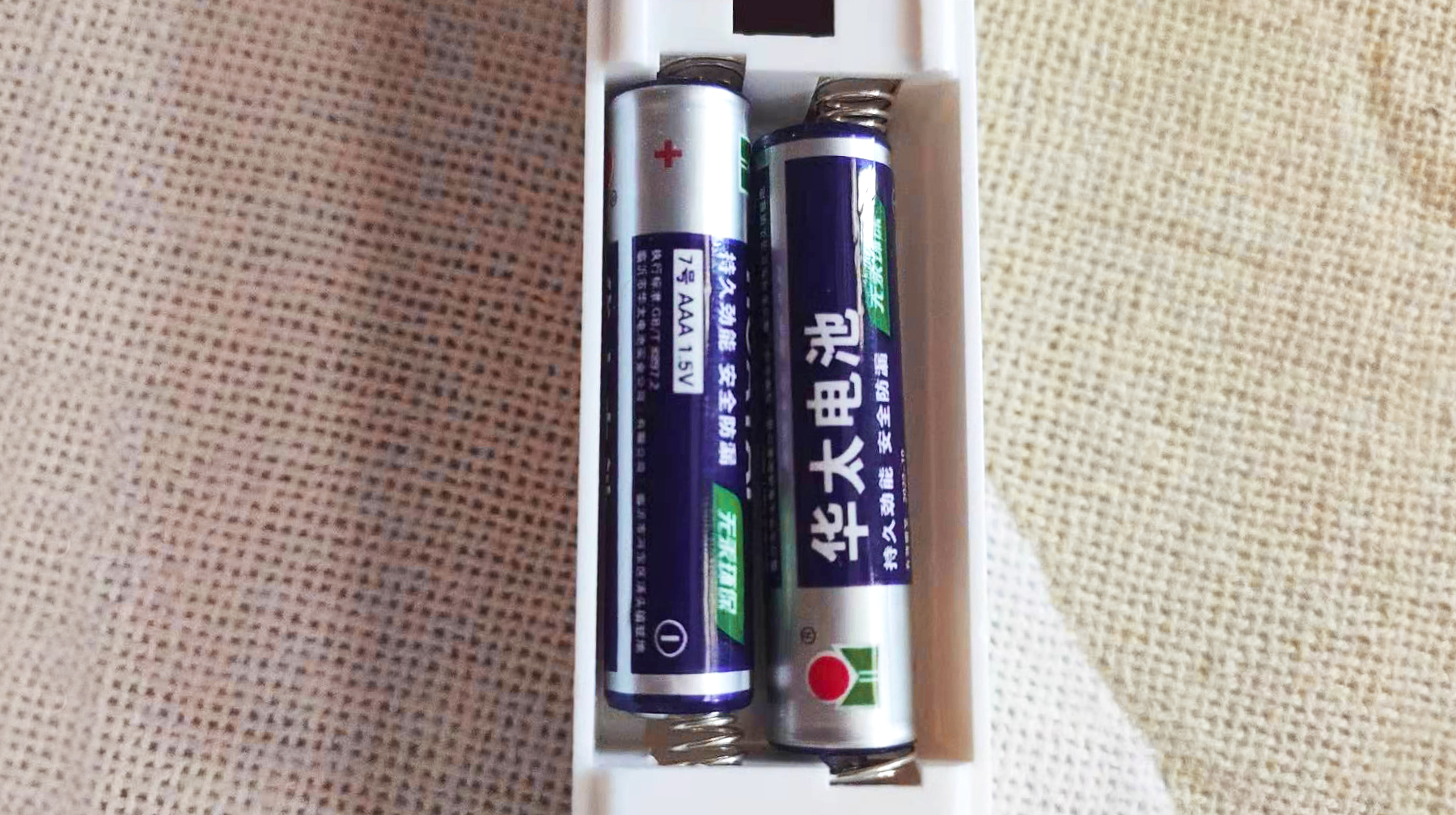 面条型设计外观独特，这款美的遥控器，简洁机身通用多款空调