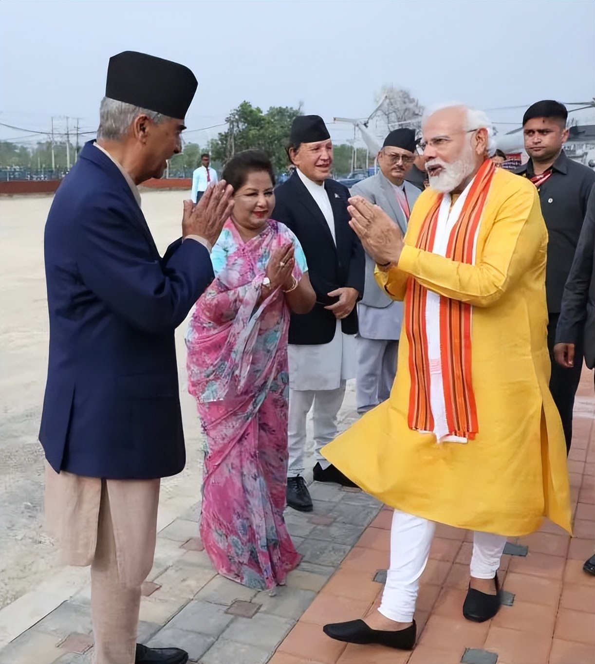 尼泊尔为啥没被印度征服,被印度三面包围的尼泊尔视频