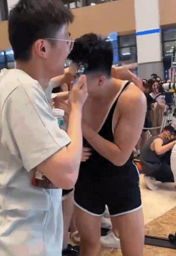 椰树男模火到国外,央视评论椰树男模