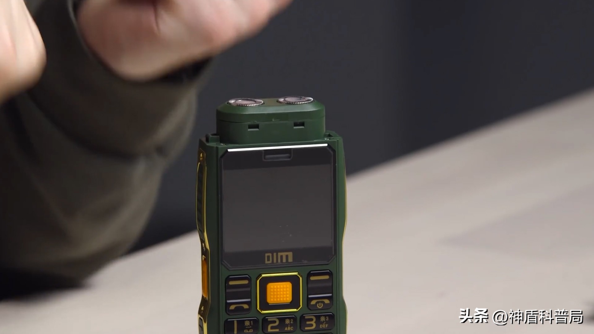 美国大叔网购老年机,美国大叔买安卓手机