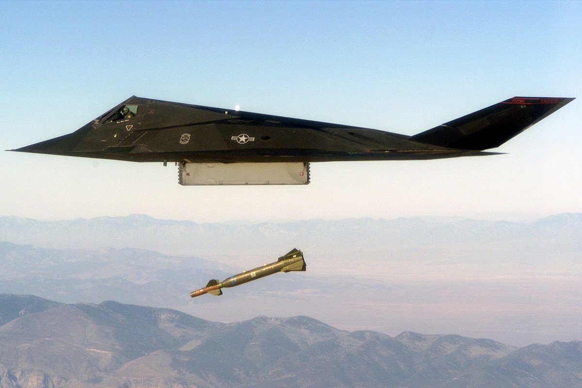 美国歼20神秘五代机,美军退役f117隐身机