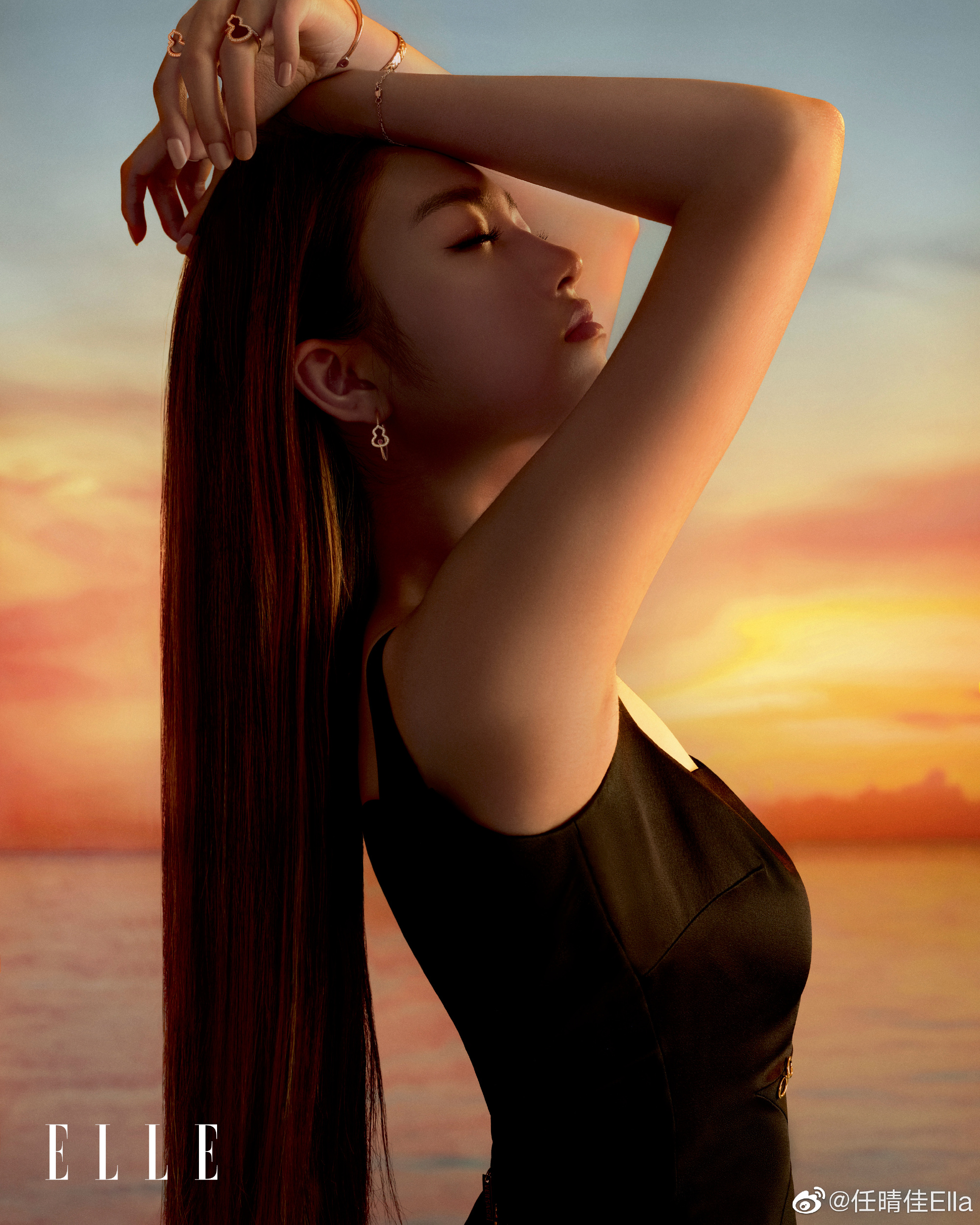 有一种尴尬叫“星二代玩性感”，*裤底**胸部全露，让明星父母都脸红