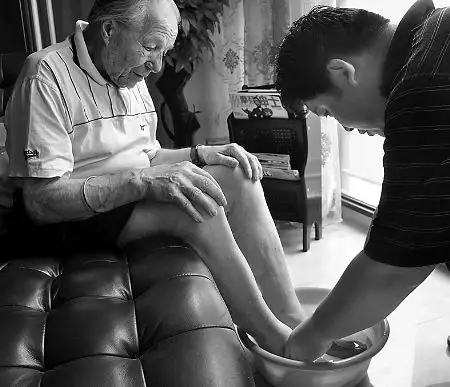 中国小伙报恩把瑞士房东接来养老,中国小伙为报恩接瑞士老人回国