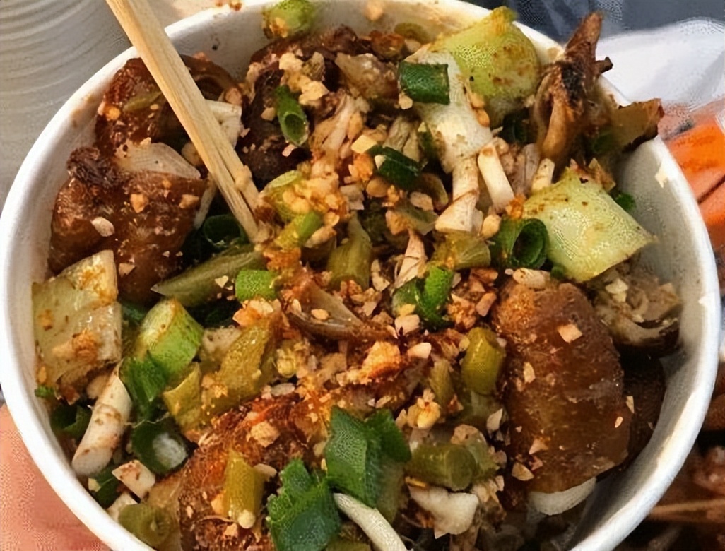 大妈街头卖20斤特产,大妈街头卖烤鱿鱼