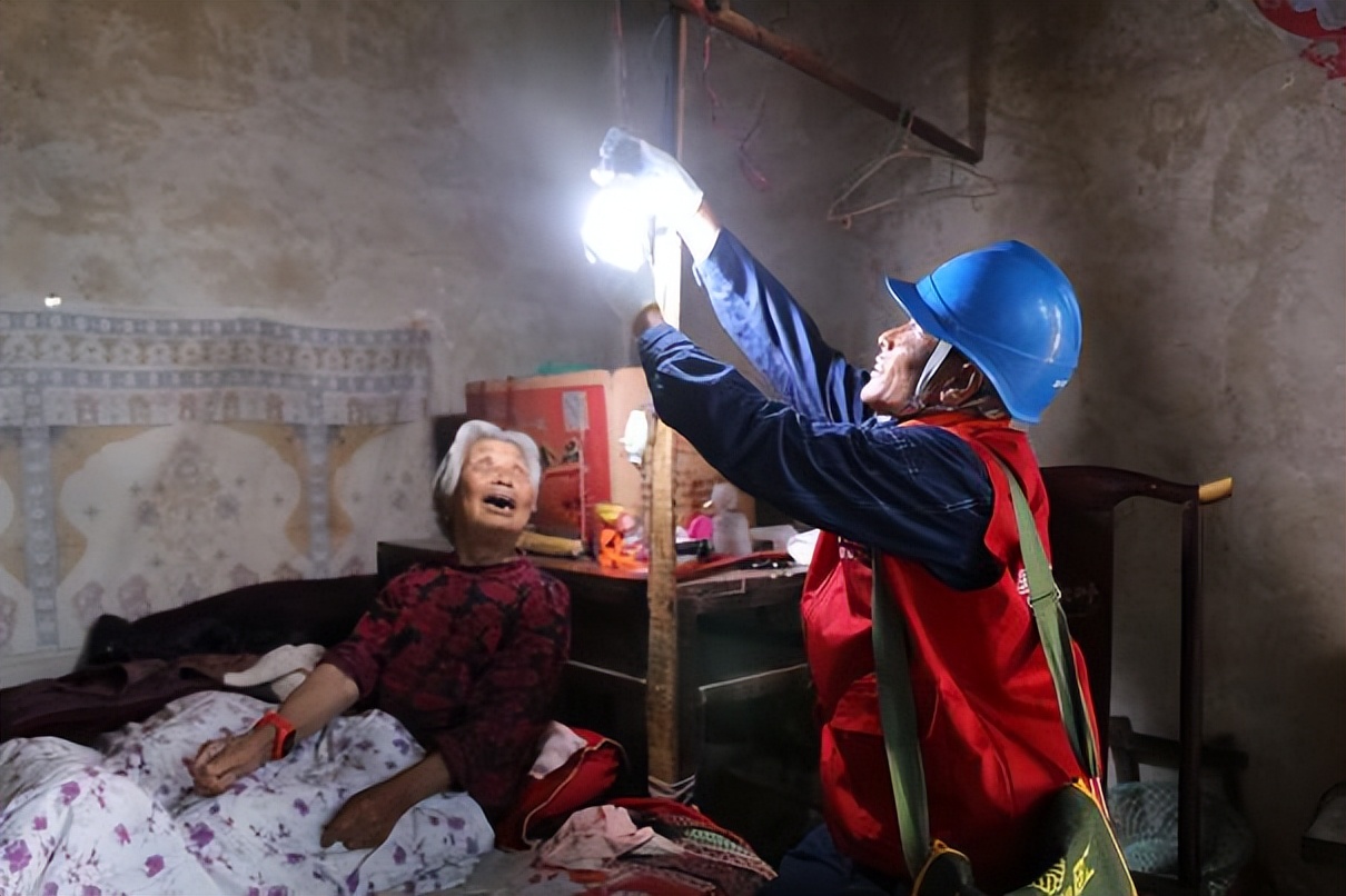 供电公司开展重阳节慰问,供电所慰问孤寡老人温情传递爱心