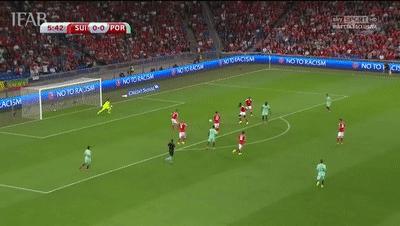 禁区内手球给黄牌还是红牌,禁区手球一定会罚点球吗