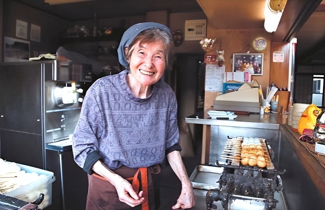 50万日本老人来中国养老不成，日本专家建议：老人全部集体切腹