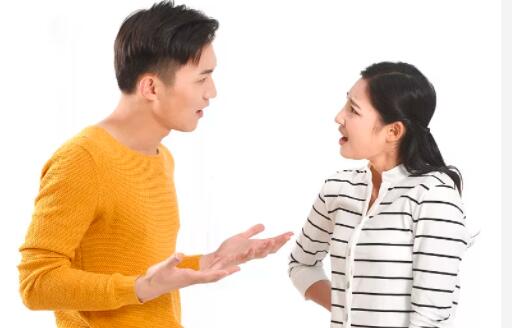 5万奢侈品同行买单,女子买五万块钱奢侈品让男子买单