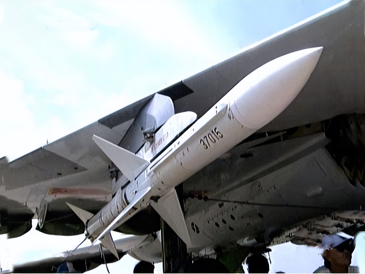 中国花9000万买下这款战机,意大利国产导弹