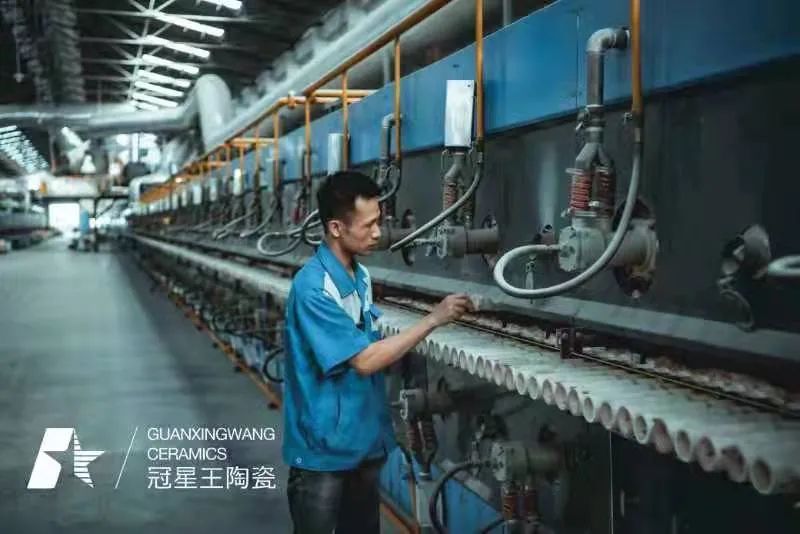 冠军的父母看到孩子夺冠,冠军的家庭