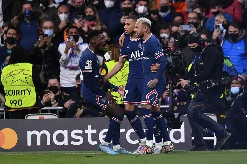 欧冠经典主场惊天大逆转,客场惨败卫冕冠军19分