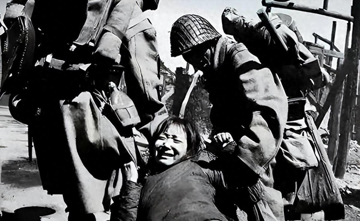 老照片里的汉奸,两个女汉奸与日寇合影