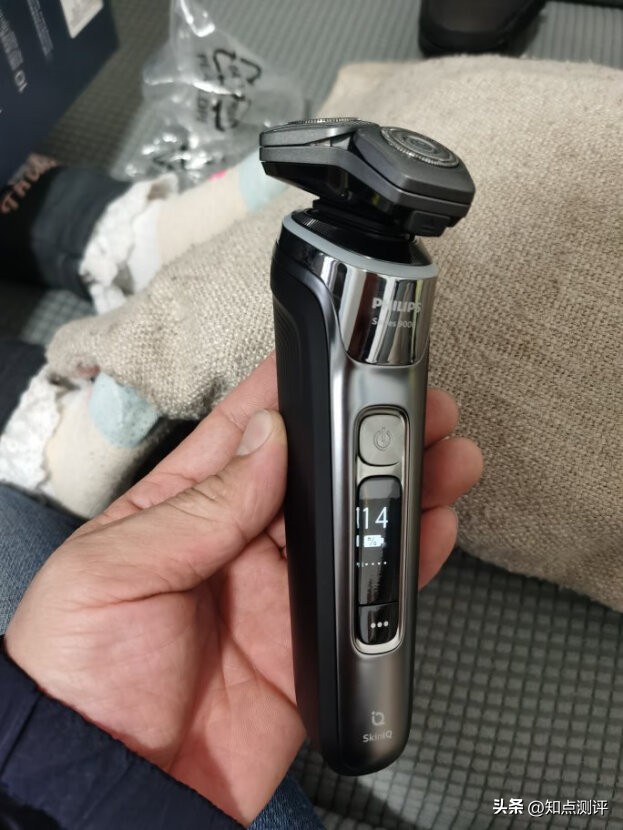 飞利浦剃须刀s99系列测评,飞利浦s9936剃须刀后显示屏