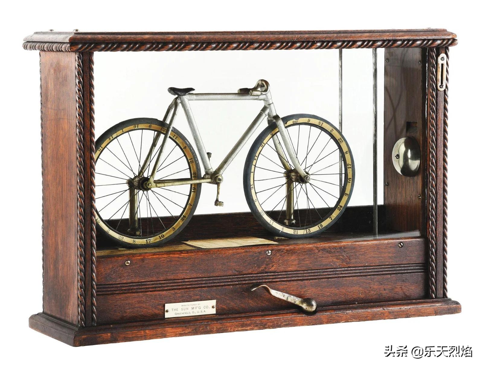 1895年——查理·费发明第一台商业老*机虎**