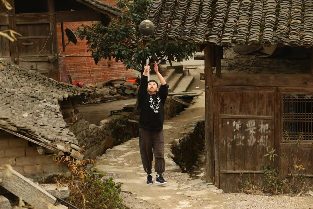 那个摆摊打篮球，又带来绝杀的少年，现在怎么样了？