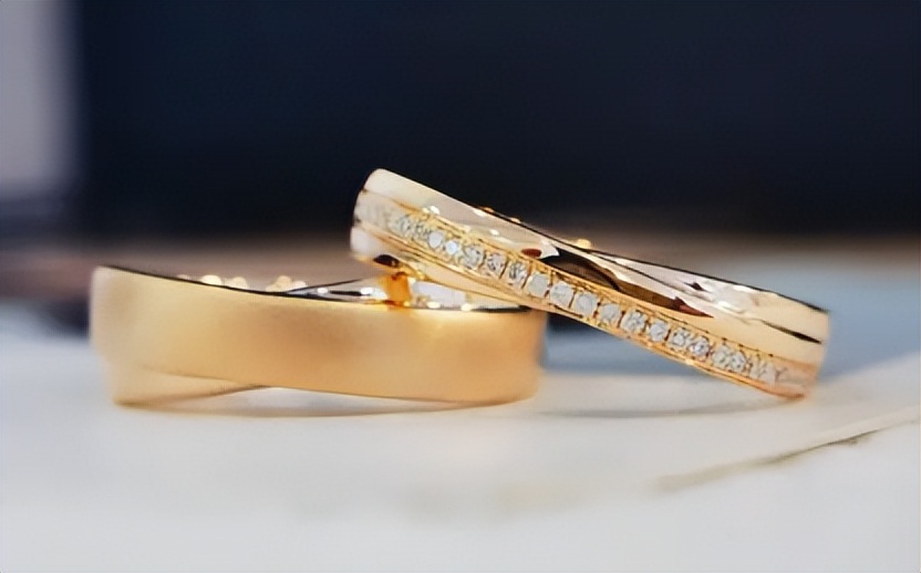 三金钻戒对戒都是男方买吗,对戒和钻戒是包含在三金里面的吗