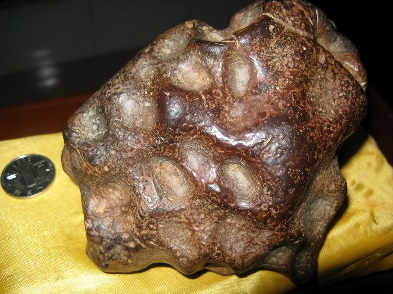 陨石和普通的石头有什么区别,怎么分辨陨石和石头