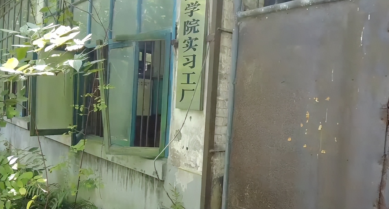 北碚这所中专校园荒废了13年还保留完好；30多年前比大学还吃香