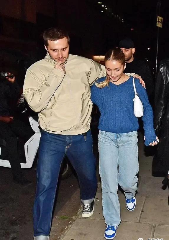 贝嫂狂晒48岁小贝半裸翘臀照，全球网友狂欢：谢嫂子带看男菩萨！