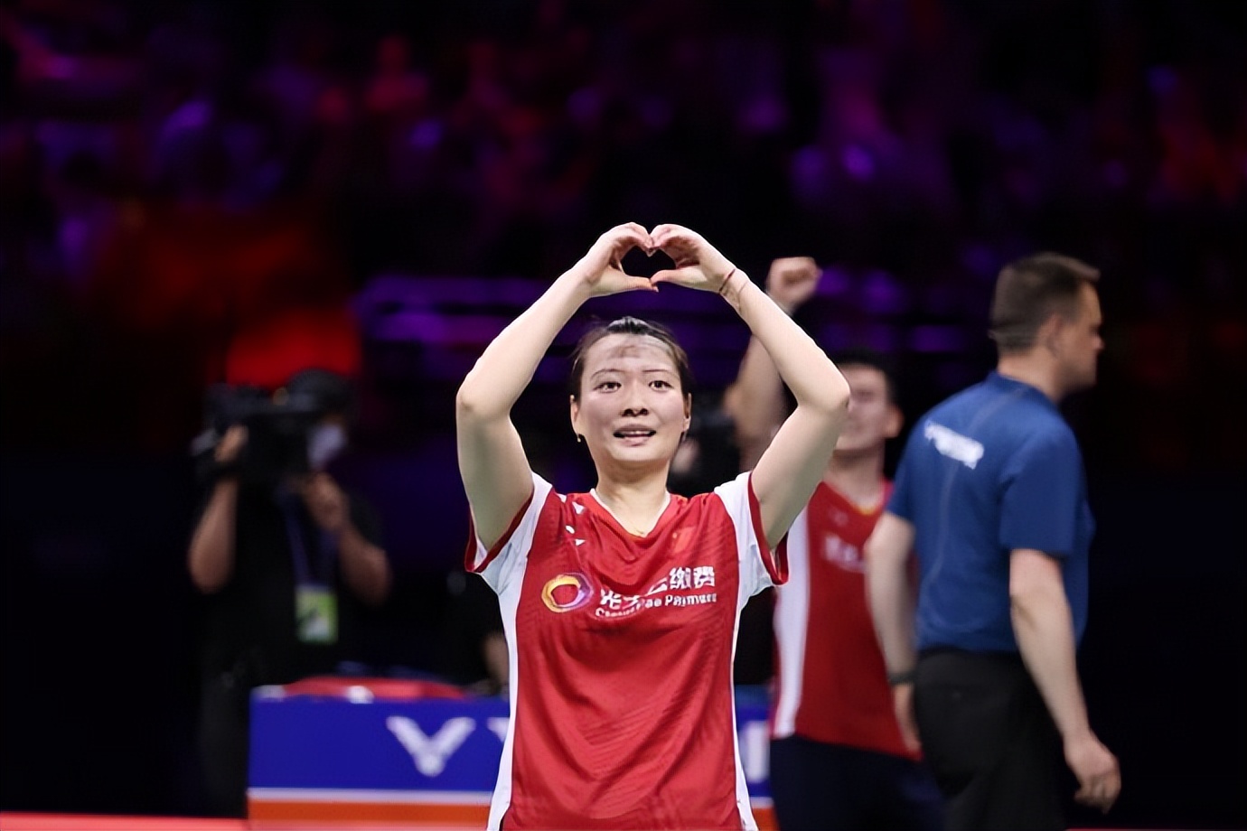 黄雅琼郑思维林丹,黄雅琼倒地郑思维击掌