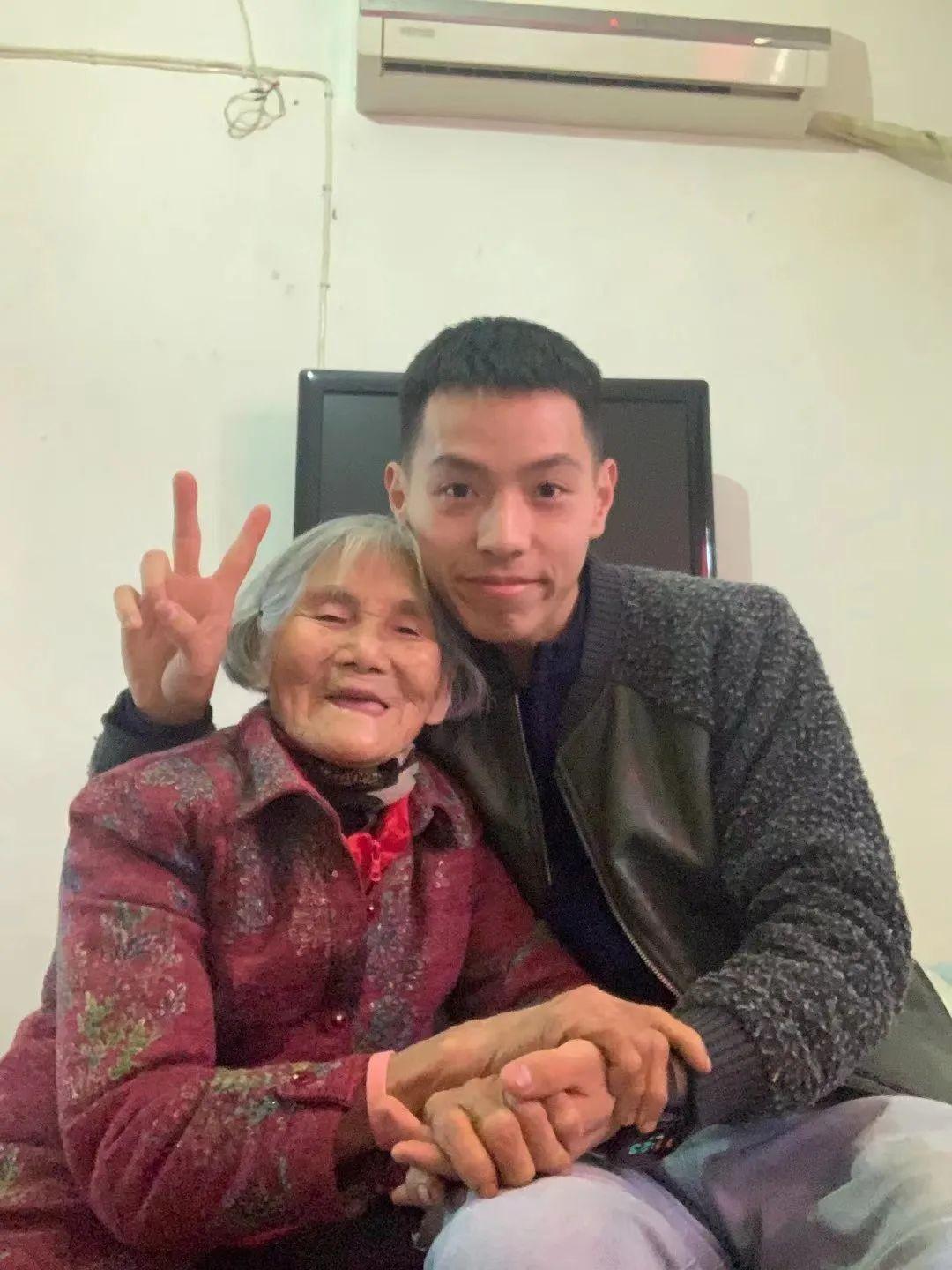 24岁小伙与85岁老奶奶婚纱照,江西24岁小伙与85岁老太婚纱照