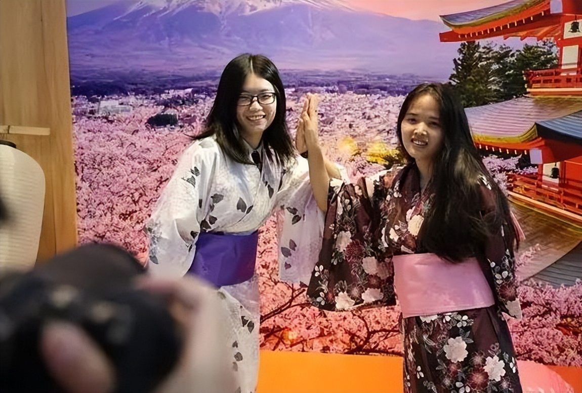 继毒教材之后,小学教辅封面出现日本和服,已经发行了十六年