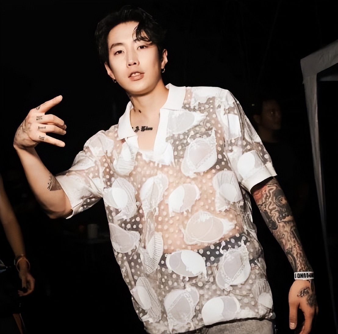 韩国明星到上海表演，对中国观众提出着装要求，网友：歧视我们？