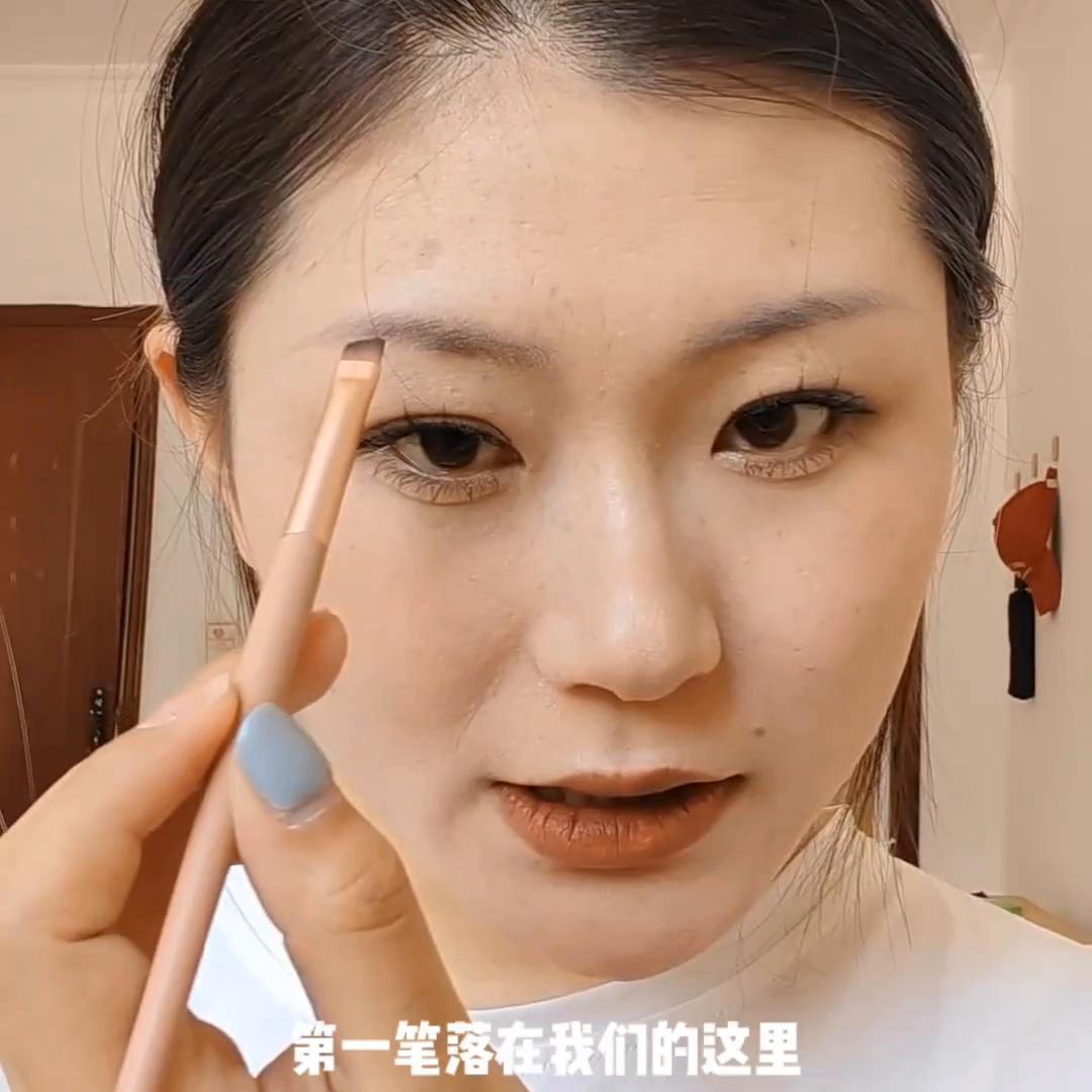 化妆新手用眉笔还是眉粉比较好,新手化妆用染眉膏还是眉粉
