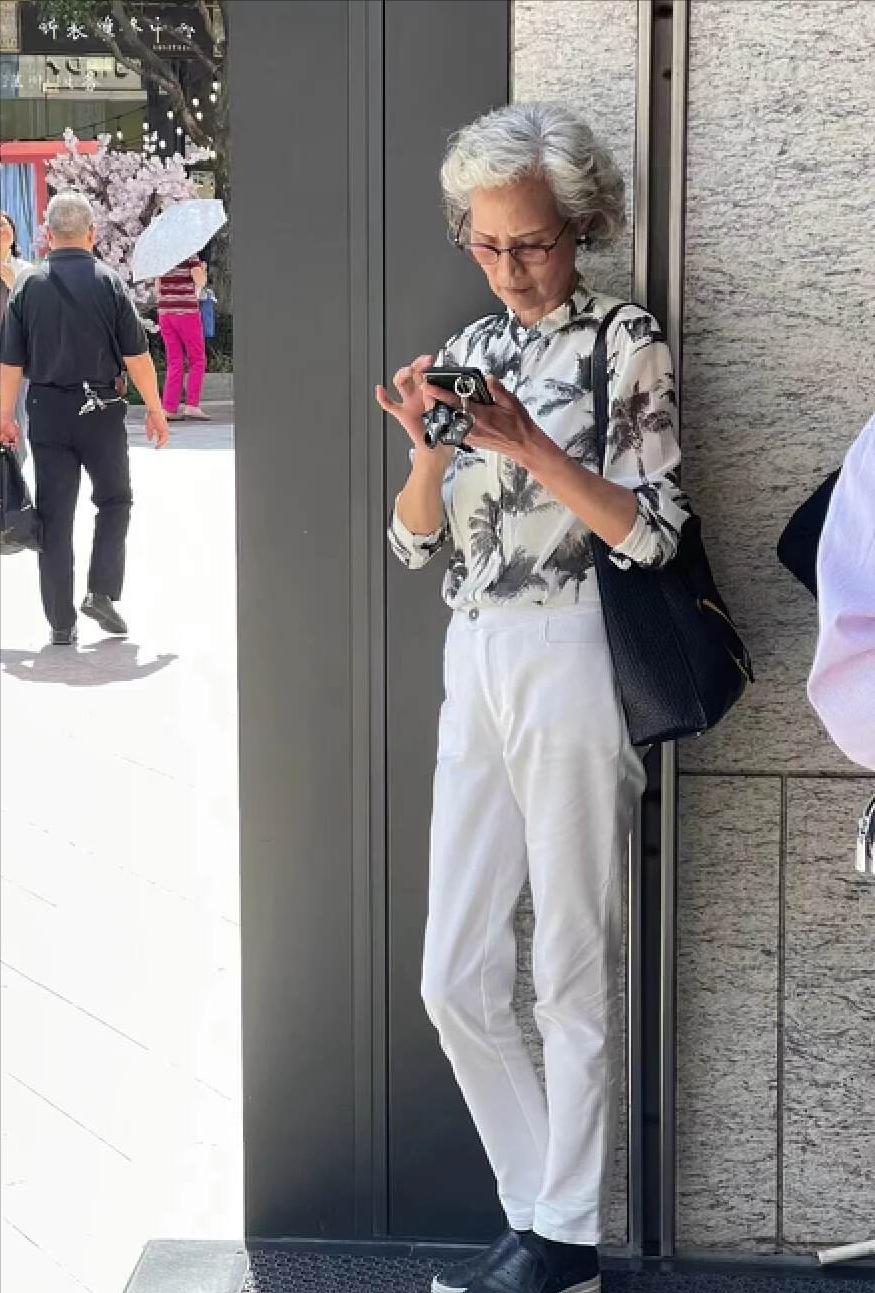 适合40岁女人穿的简单大方衣服,40岁的女人要穿什么衣服好看流行