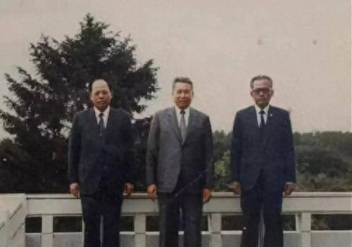 波尔布特日常照片,波尔布特穿的衣服