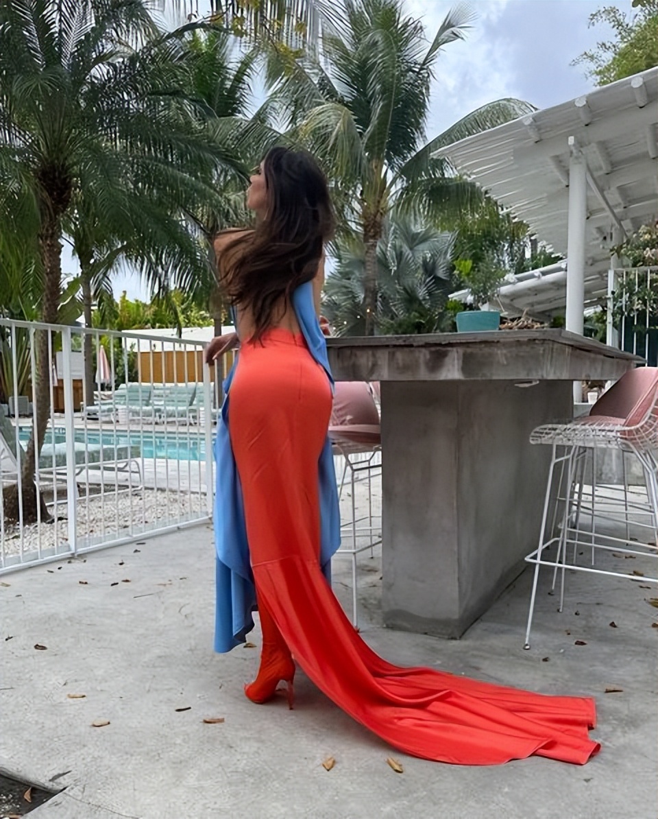 贝克汉姆48岁爱妻泳池旁放飞！“围裙”内搭空气，壮硕手臂很惹眼