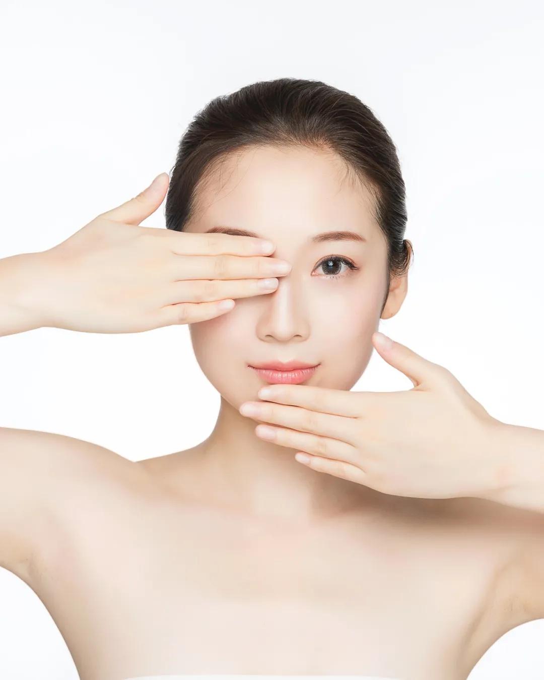 护肤去除眼部细纹手法,眼部干燥细纹怎么补水