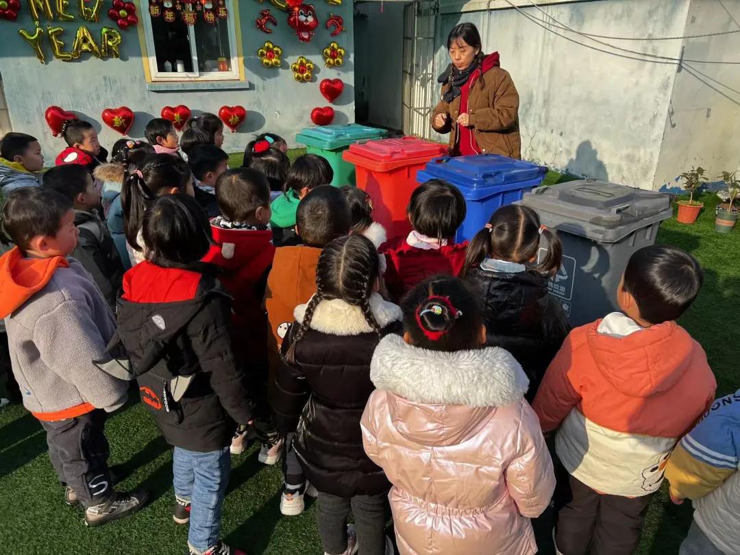 大手拉小手垃圾分类活动,小手拉大手垃圾分类实践活动照片