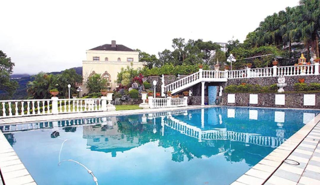 恋人妻、追青霞、混黑道、建豪宅，“武侠片之父”的江湖往事……