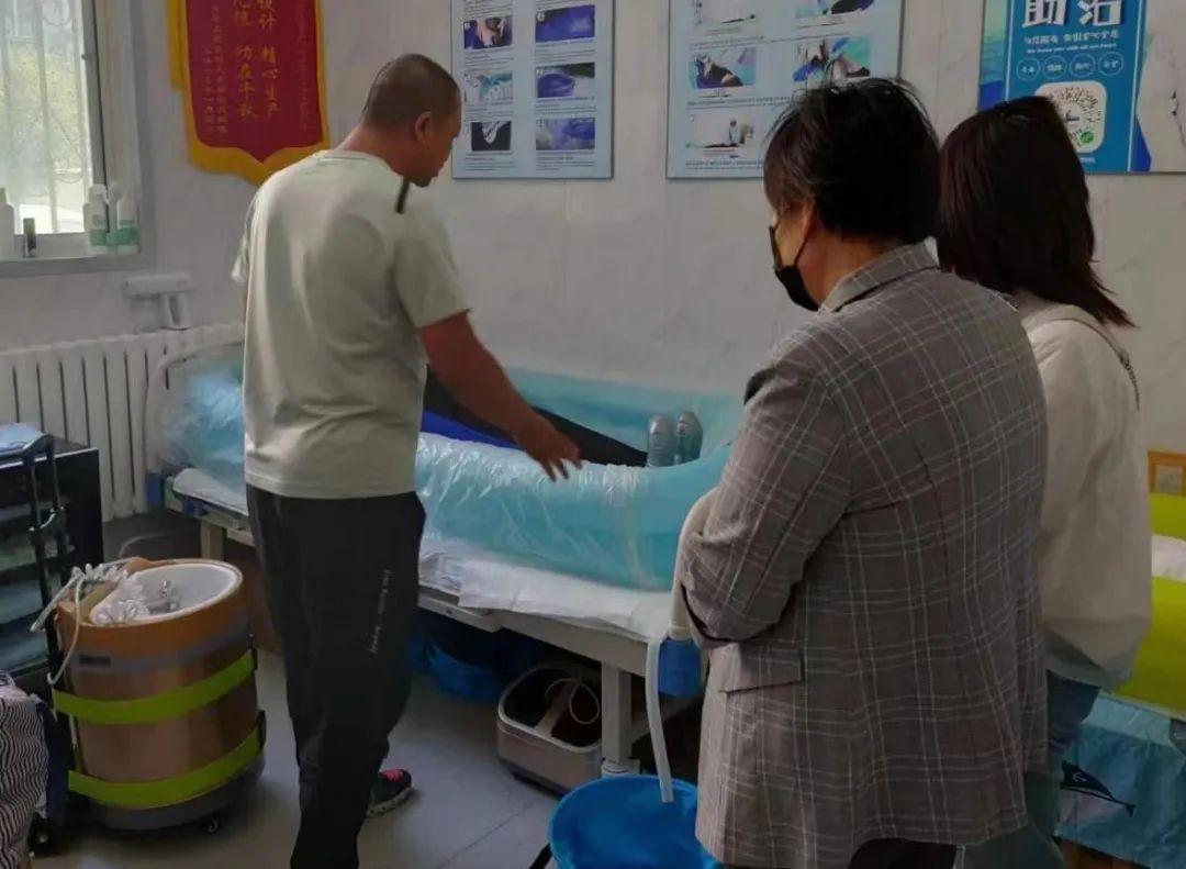 入户助浴师,失能老人享受免费助浴