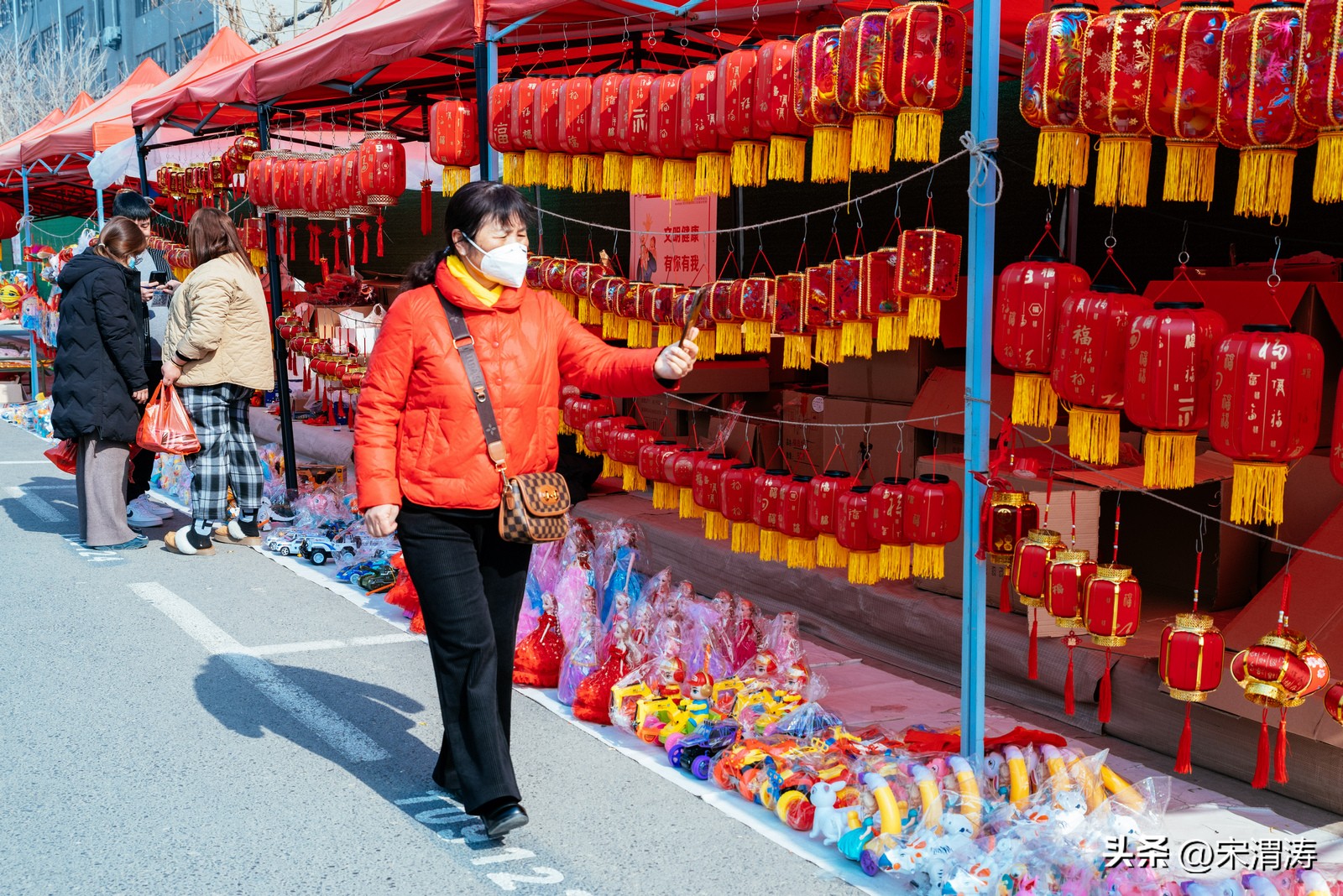 陕西渭南：红红火火络绎不绝的西三路灯笼市场图纪