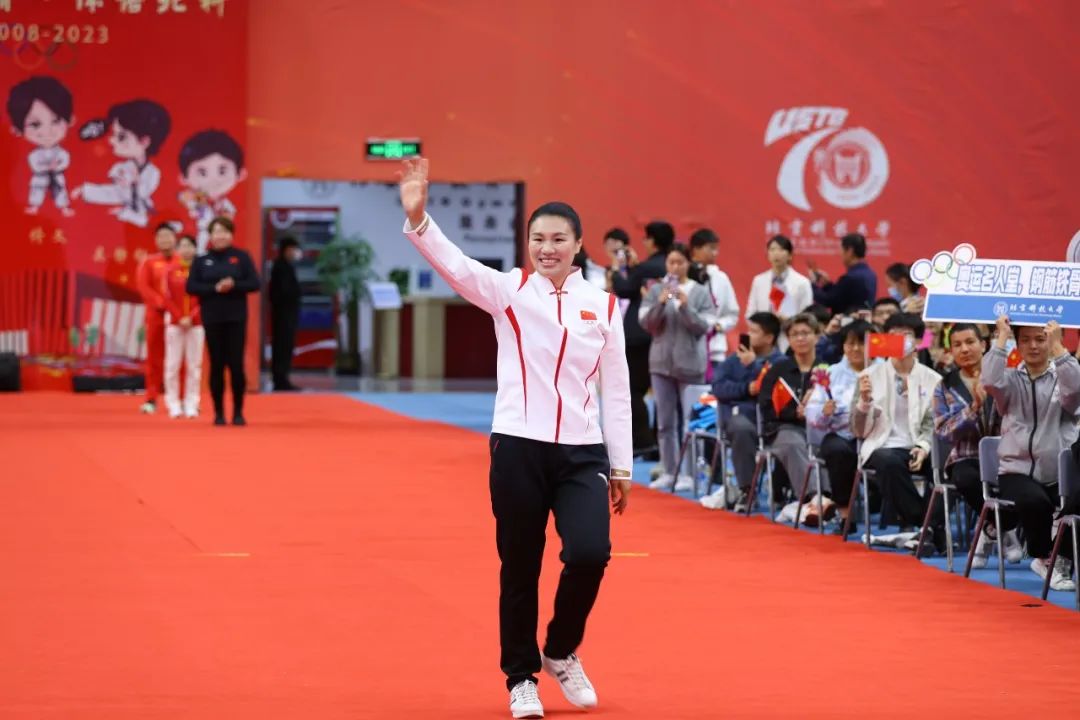 五位奥运冠军抢金牌,2021奥运冠军走进人民大会堂