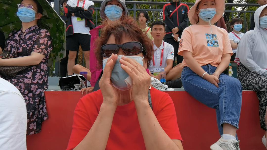 七旬娭毑赴岳阳给儿孙加油：6场比赛一次不落，现场发表专业点评
