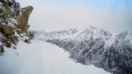 对赚钱毫不在意却年入6000亿，中国最佛系快递凭啥吊打美国邮政？