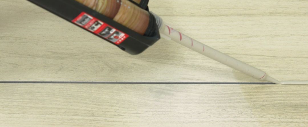 美缝这样做，砖面不会“蹭”到胶丨背胶想要好，方法用料都要好！