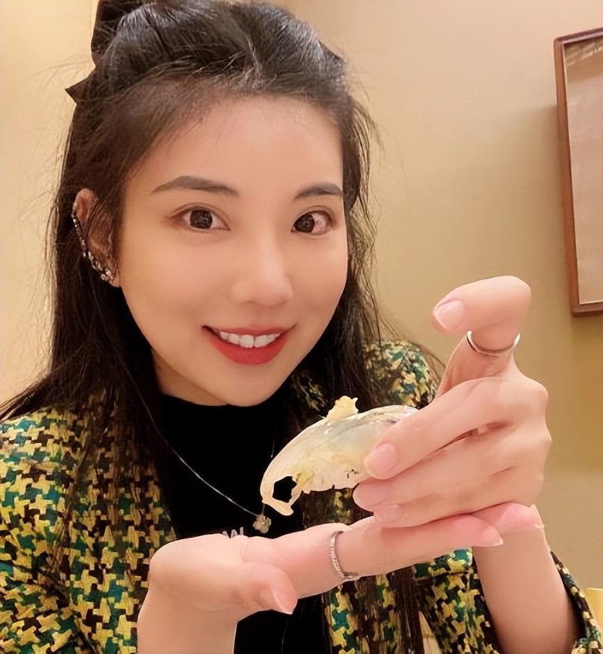 网红富婆租车拍视频装有钱人,养豹的富婆