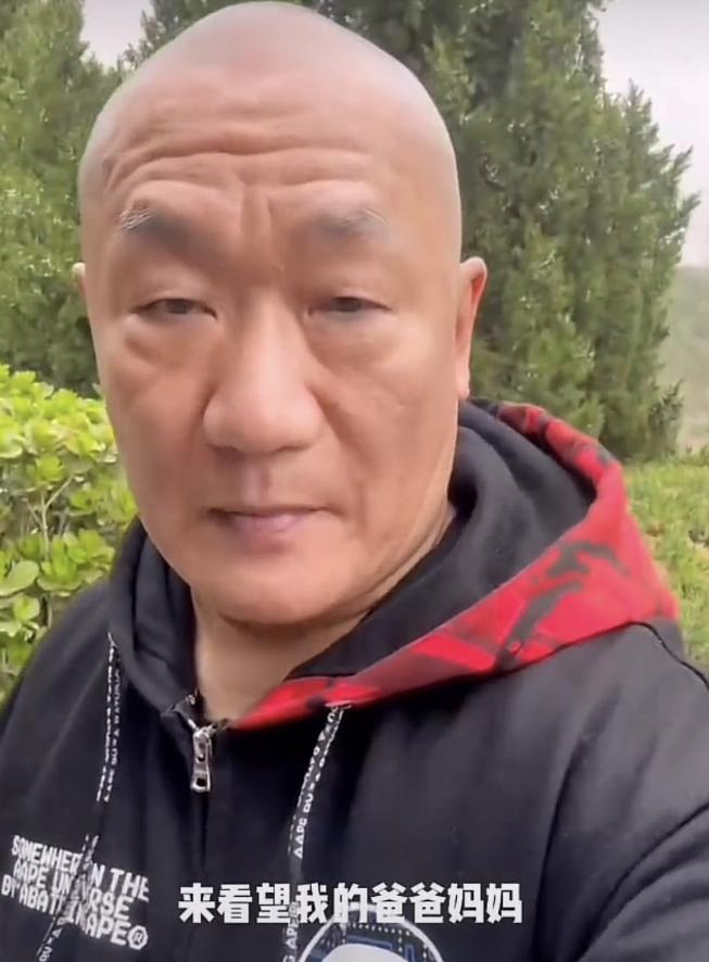 60岁谢东携孕妻上坟引争议,谢东晒全家游玩照