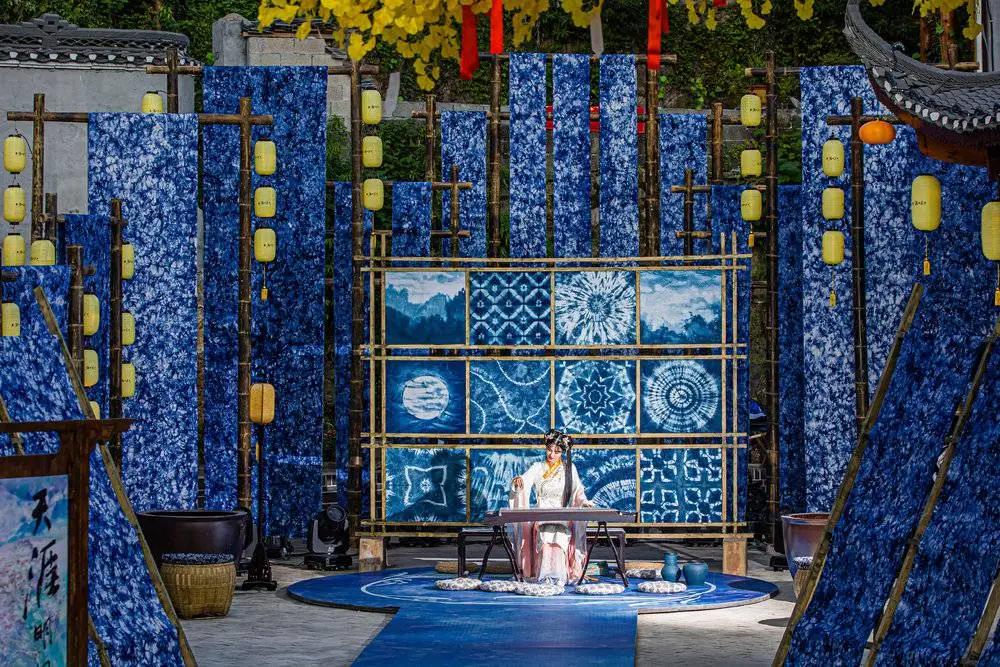 当古镇迎来了玩手游的年轻人,当古镇遇到了玩手游