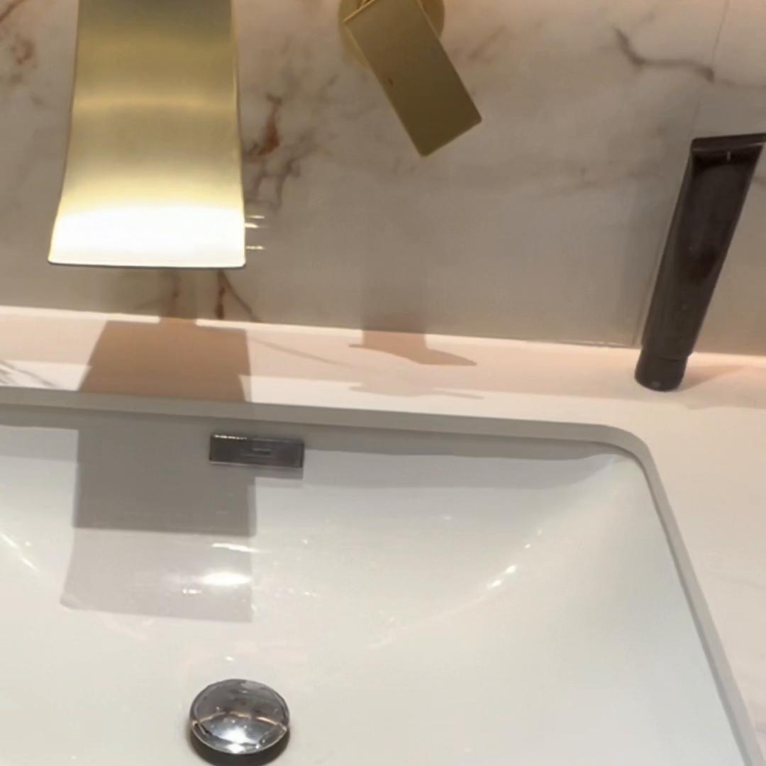 卫生间岩板上的污渍印怎么去掉,橱柜岩板上留下黄色污渍怎么去除