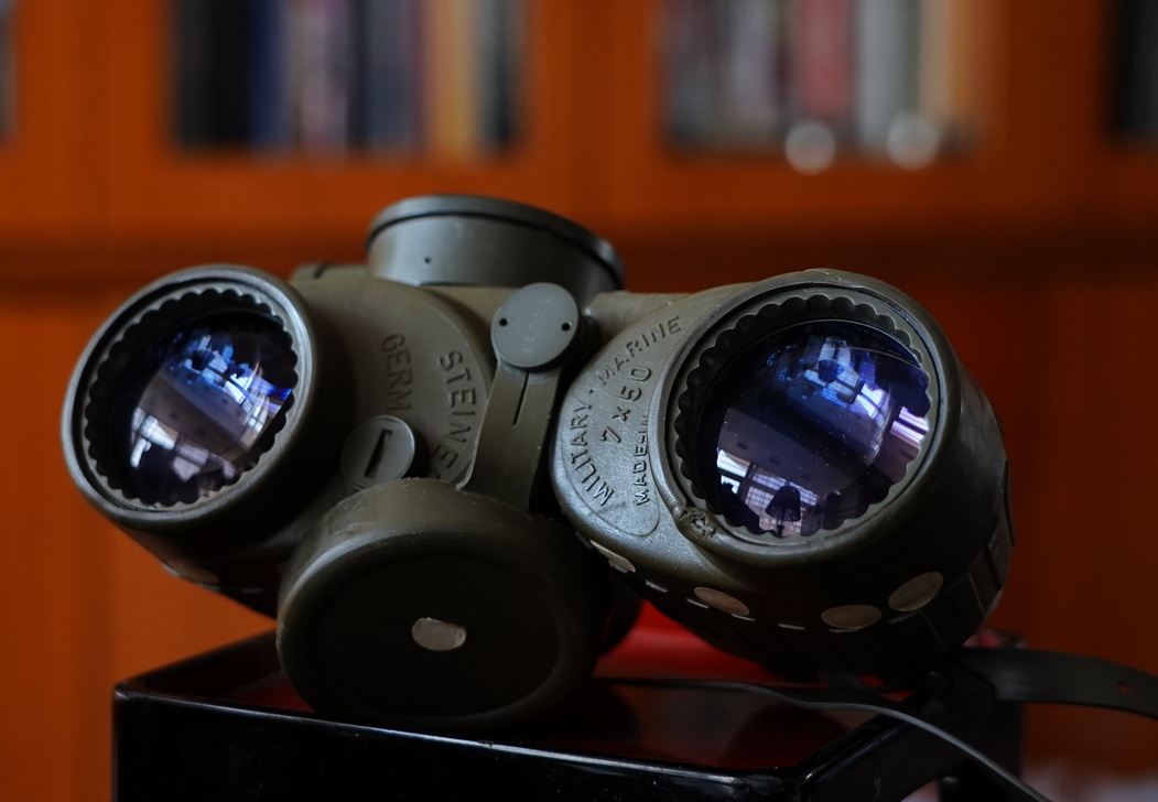 一树梨花压海棠：是*用军**望远镜好？还是名牌望远镜好？