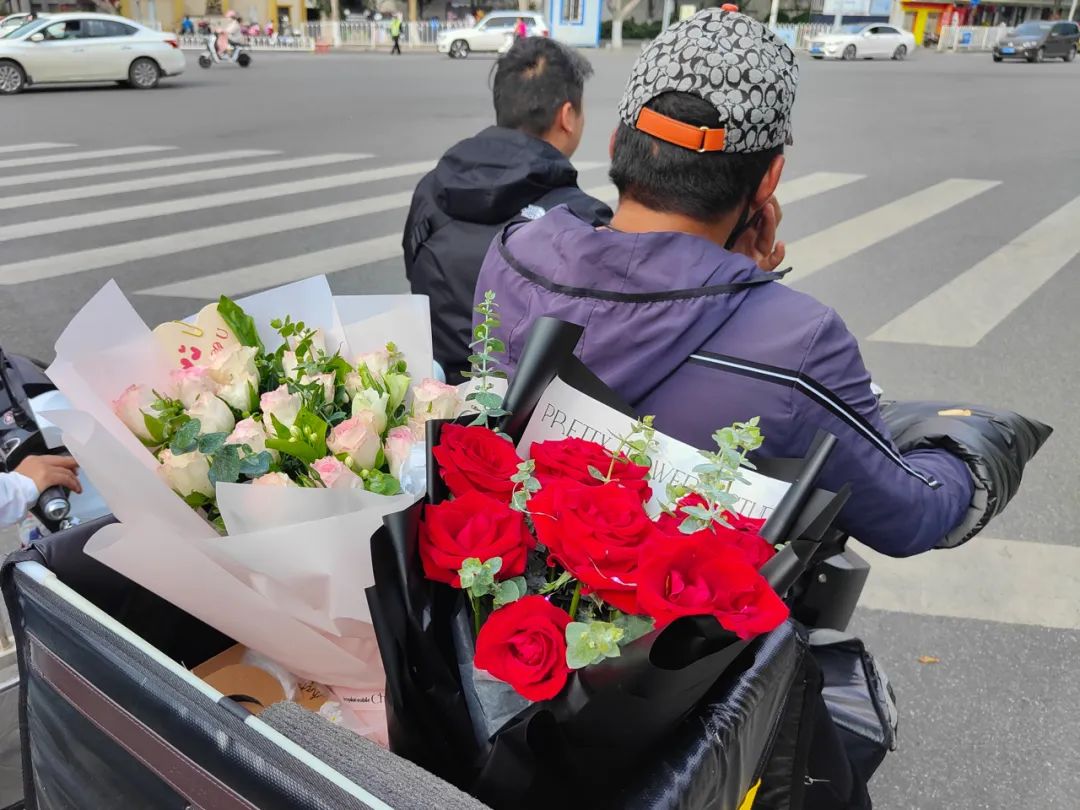 疫情时期的跑腿小哥,疫情期间北京的快递小哥