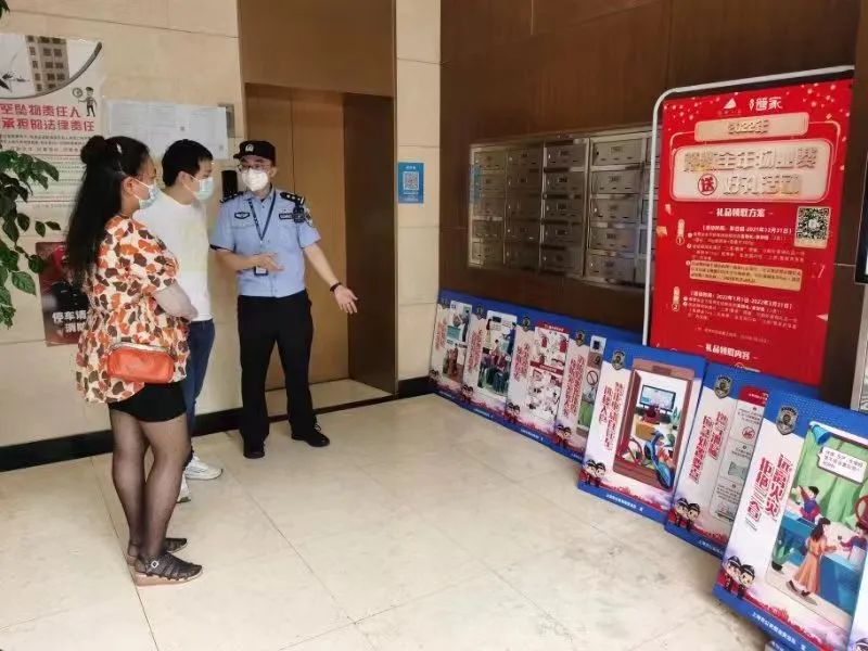 【夏季治安打击整治“百日行动”】上海黄浦：警灯闪烁，夏夜守护