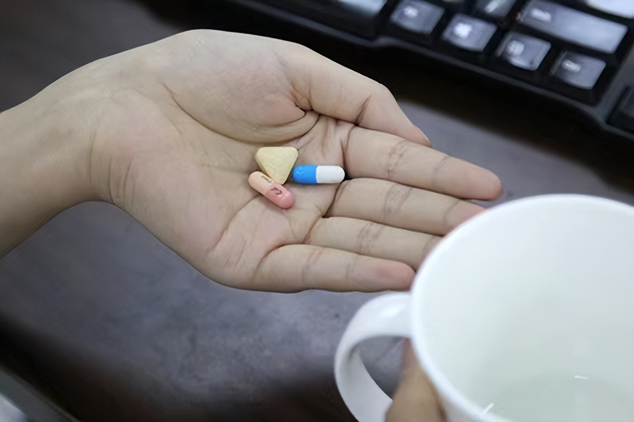 乙肝服用恩替卡韦能中途停药吗,乙肝病人吃了恩替卡韦能停药吗