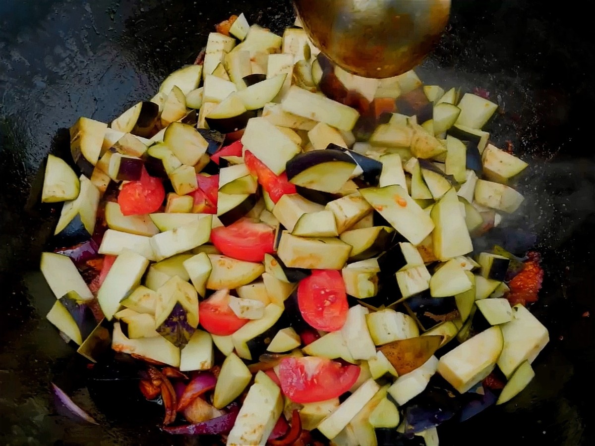 河北农村小馆子，开在村口集装箱，10元管够吃，烙饼炖菜真香