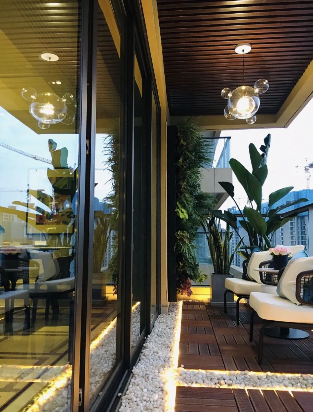 阳台用瓷砖好还是防腐木好,阳台地面铺防腐木好还是地砖好